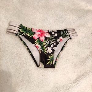🌴Floral strappy Bikini bottoms🌴